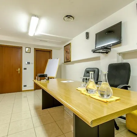 Federico Ii Hotel LʼAquila